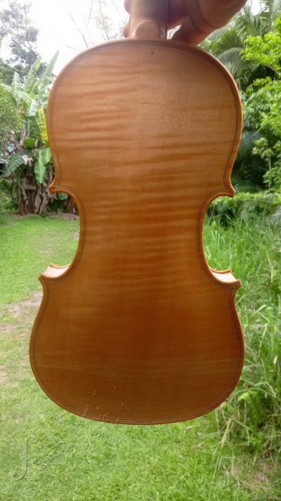 3-4 violin 3rd layer ground varnish from Ilja Grawert violin maker Brisbane and whitsunday Australia workshop